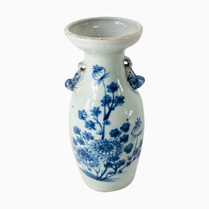 Chinesische Vase in Pale Seladon & Unterglasurblau, Frühes 20. Jh.