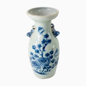 Vaso cinese Celadon chiaro e blu underglaze dell'inizio del XX secolo