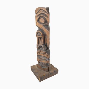 Totem indiano nativo americano intagliato della costa nord-occidentale