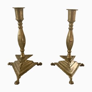 Candelabros neoclásicos de latón con patas. Juego de 2