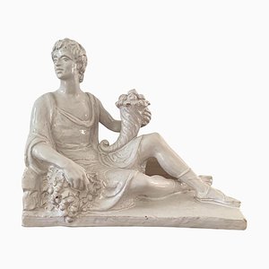Hombre reclinado italiano neoclásico de porcelana blanca con escultura de cuerno de la abundancia