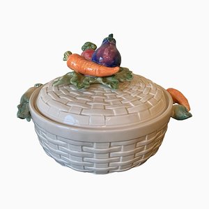 Gewebter Trompe Loeil Korb aus glasierter Keramik mit Gemüse-Auflaufform von Fitz and Floyd