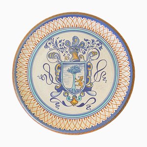 Piatto da parete in ceramica faience con stemma, Italia, dipinto a mano