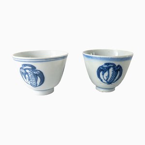 Tazas chinas antiguas en azul y blanco con motivo de grulla. Juego de 2
