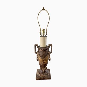 Lampada da tavolo neoclassica a forma di urna con chiave greca