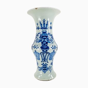 Antike chinesische Vase in Pale Seladon
