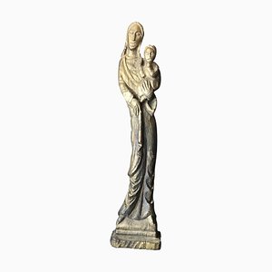 Tapiz vintage con escultura de madre e hijo de madera tallada