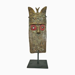 Antike Toma Maske aus Bronze auf Ständer