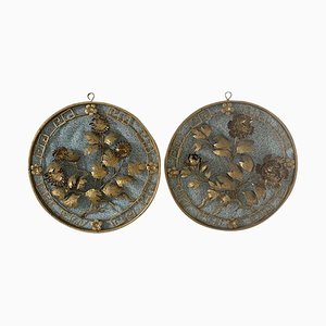 Medallones Mid-Century de latón para colgar en la pared con un borde en forma de llave griega y ramos de flores. Juego de 2