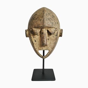 Máscara de bronce antigua con soporte