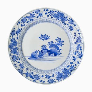 Plato Arita japonés azul y blanco del siglo XVIII o XIX