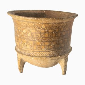 Vasija trípode antigua de cerámica con pintura