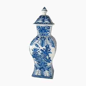 Jarrón Chinoiserie chino antiguo con guarnición en azul y blanco