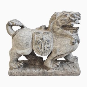 Statua di leone in pietra grigia