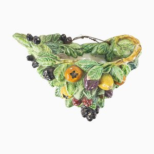 Bolsillo de pared con fruta policromada de mayólica italiana Mid-Century de loza