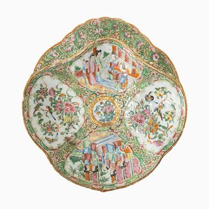 Piatto con medaglione rosa e gamberetti Export, Cina, XIX secolo