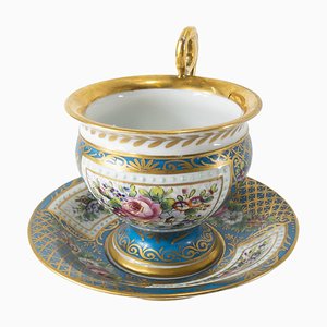 Taza de té y platillo francés tipo Sevres con decoración floral