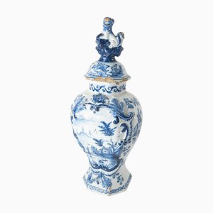 Vase Hexagonal Garniture Bleu et Blanc Rococo de Delft, Pays-Bas, 18ème Siècle