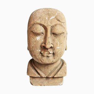 Estatua de cabeza de monje antigua de arenisca