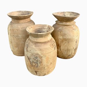 Vasos Wabi-Sabi antiguos de madera en bruto torneada y blanqueada. Juego de 3