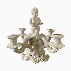 Candelabro neoclassico a quattro braccia in porcellana bianca con putti, Italia
