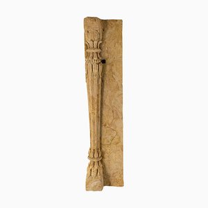 Fragmento de la pilastra de la columna de la chimenea de la piedra arenisca tallada del siglo XVIII