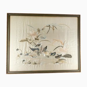 Bordado chino de seda enmarcado de principios del siglo XX con patos y flores de loto