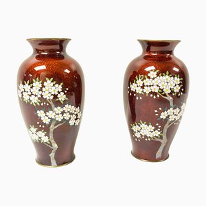 20. Jh. Japanische Rote Ginbari Cloisonné Vasen mit Blühenden Bäumen von Yamamoto, 2er Set