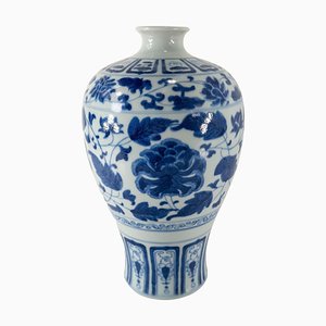 Jarrón Chinoiserie Meiping chino en azul y blanco, siglo XX