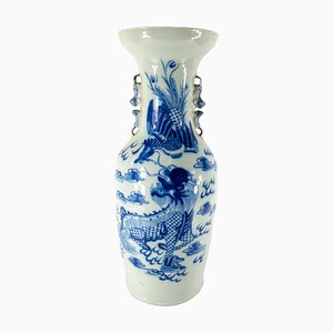 Jarrón de suelo Chinoiserie chino Celadon en azul y blanco, siglo XIX