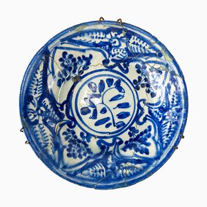 Piatto Kashan bianco e blu mediorientale, XVIII secolo