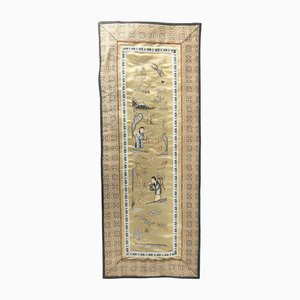 Panel textil con puntada prohibida bordada en seda chinoiserie china de principios del siglo XX