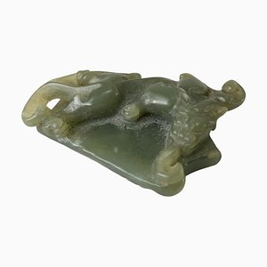 Chinesischer geschnitzter grüner Nephrit-Jade-Drachen-Knebel, 20. Jh.