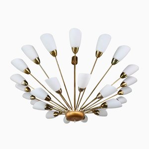 Großer Mid-Century Sputnik Kronleuchter in Spinnenform aus Messing & Opalglas, 1950er