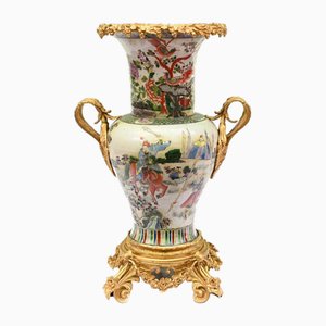 Jarrón chino antiguo de porcelana con soportes Ormolu, años 20