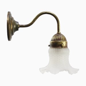 Französische Blumen-Wandlampe aus Milchglas & Messing