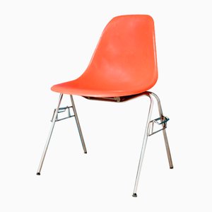 Sedie impilabili in fibra di vetro arancione di Charles & Ray Eames per Herman Miller, anni '60, set di 40