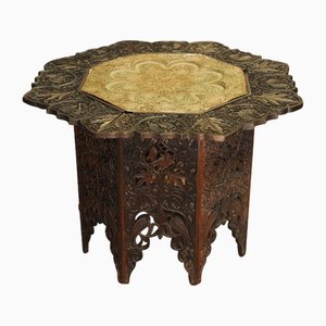 Mesa de té de latón y madera, década de 1890