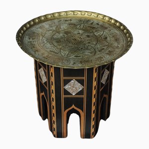 Mesa de té de Oriente Medio ebonizado con bandeja decorativa extraíble de latón, década de 1890