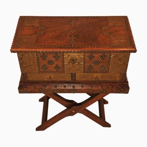 Scatola decorativa moresca in ottone e legno duro su supporto pieghevole con borchie in ottone, metà XIX secolo