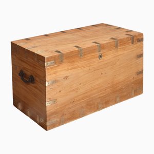 Caja de madera de alcanfor encuadernada en latón