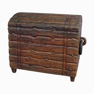 Caja de troncos de madera tallada, década de 1890