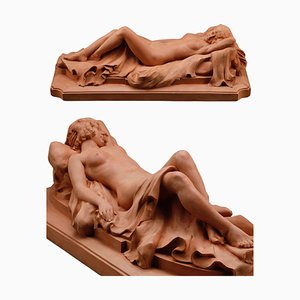 Grande scultura in terracotta raffigurante un'Odalisca sdraiata su un drappo, anni '40