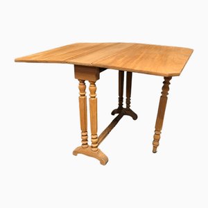 Tisch mit gestreiftem Fensterladen aus Holz