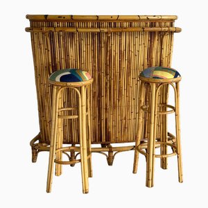 Bar Tiki curvado Mid-Century de bambú con taburetes de bar