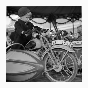 Kleiner Junge auf einem Motorrad, 1930, Fotodruck
