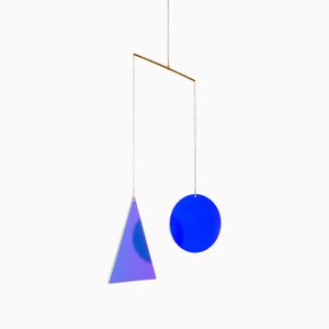 Mobile avec Verre Dichroïque Rond et Triangle par Camilla Richter