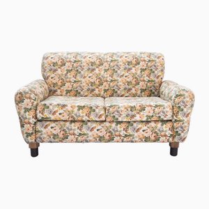 Divano a due posti in tessuto floreale, struttura in legno, plastica e piedini in legno, anni '70