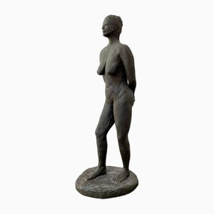 Gehende weibliche nackte Betonskulptur, 2002
