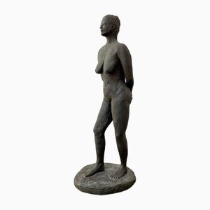 Scultura in cemento di nudo femminile che cammina, 2002